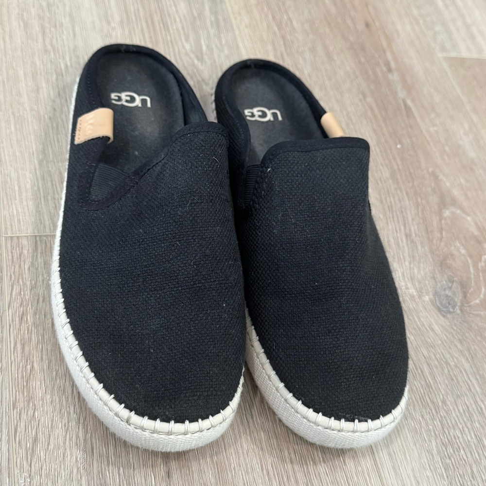 Ugh women’s Delu Woven Mules. Size 8.5.